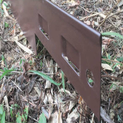 BorderStyle Safe Edge® is an edging for green spaces which has an anti-cut fold on the upper edge guaranteeing greater safety. This steel batten is ideal for marking out flowerbeds, paths and other green space creations