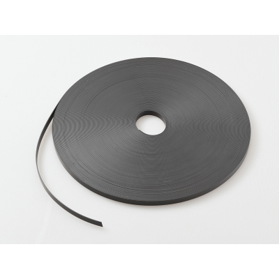 Anisotropic, very strong adhesive force