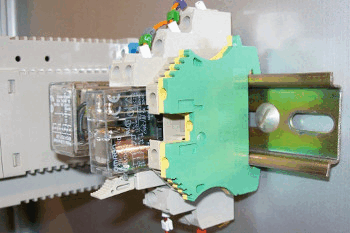 Esempio: guida DIN (TS35) con alcuni componenti elettrici montati (terminale PE, relè, alimentatore)